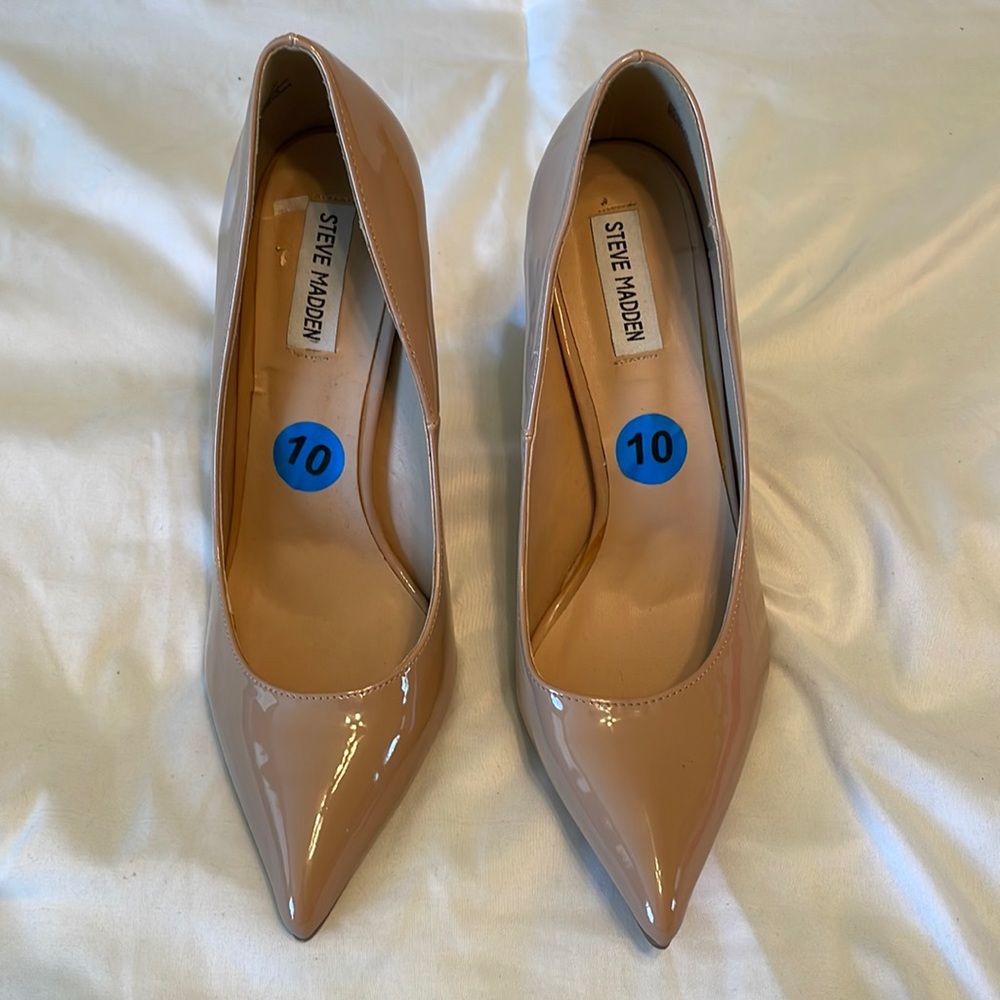 Never worn Steve Madden Nude Pumps